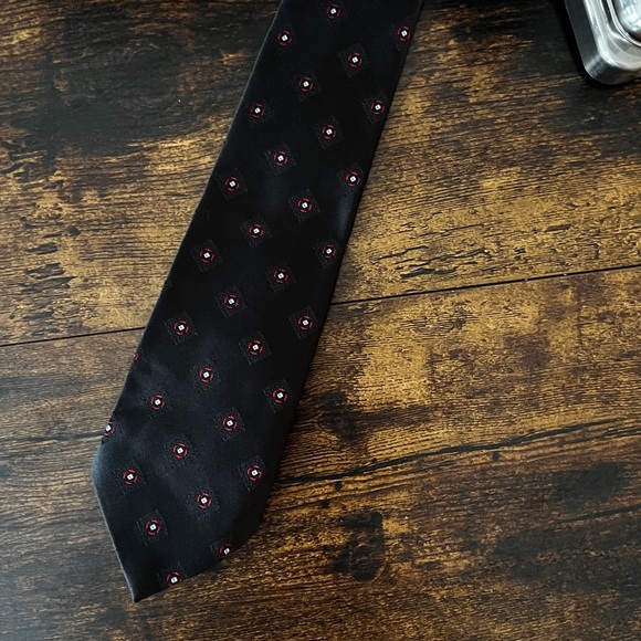 SOLD Van Heusen black skinny neck tie - Picture 2 of 3